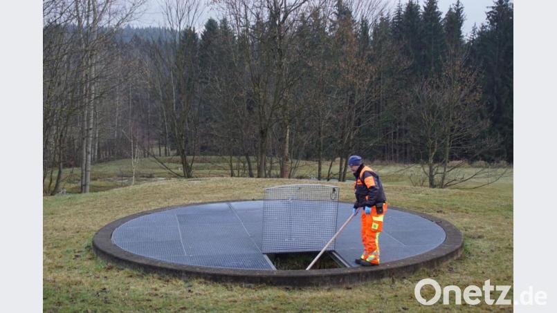 Von den umliegenden Orten, ausgehend von der derzeitigen Kläranlage in Charlottenthal, wird das Abwasser künftig über die Stationen in Schwarzach und Waldhäuser (hier Sabine Markgraf bei der Entnahme von Wasserproben) in einer Leitung zur Anlage in Stadlern gefördert. Bild: mmj