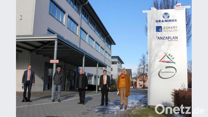 Auch wenn das OTH-Logo vor dem ehemaligen Grammer-Gebäude noch fehlt, die Planungen sind abgeschlossen. Von links: Professor Ulrich Schäfer, Professor Wolfgang Schindler, Professor Wolfgang Weber, OTH-Vizepräsident Alfred Höß und Andrea Klug, die Präsidentin der Hochschule. Bild:  Wiesel/OTH Amberg-Weiden/exb