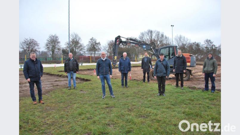 Auf der Baustelle des VC Amberg. Von links: OB Michael Cerny, Jürgen Werner (Baufirma), Stefan Bieda (Heizung und Sanitär), Theo Daller (DJK Amberg), Thomas Schaller (VC Amberg), Bernhard Frank (Stadt Amberg), Thomas Groha (Abteilungsleiter VC Amberg) und Achim Beck (Abteilungsleiter TC Rot-Weiß). Bild: gsp