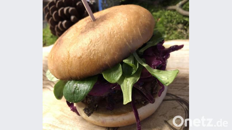 Mit Liebe selbst gemacht: Der Weihnachtsburger im B 14 ist eine aus der Krise heraus entstandene, saftige Eigenkreation der Beschäftigten der Dr.-Loew-Werkstätten. Bild: Dr.-Loew-Werkstätten Wernberg-Köblitz/exb