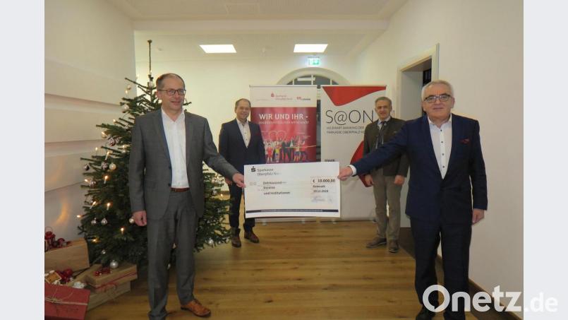 Auf Vorschlag von Bürgermeister Roland Schäffler (vorne links) und Landrat Roland Grillmeier (hinten rechts) vergaben Ludwig Zitzmann (vorne rechts) und Hans-Jörg Schön (hinten links) Spenden an elf Vereine und Institutionen im Geschäftsgebiet der Sparkasse Oberpfalz-Nord. Bild: jzk