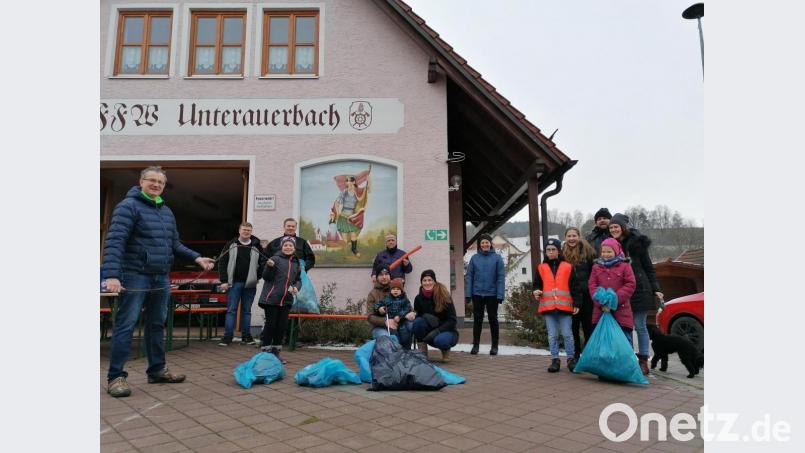 Engagierte Jugendliche und Helfer sammelten in der Umgebung von Unterauerbach allerlei Unrat. Bild: ga