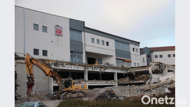 Bis Februar soll das Gelände am Bierhalsberg bereit sein für den Neubau der Oberpfalz-Arkaden. Bild: cog