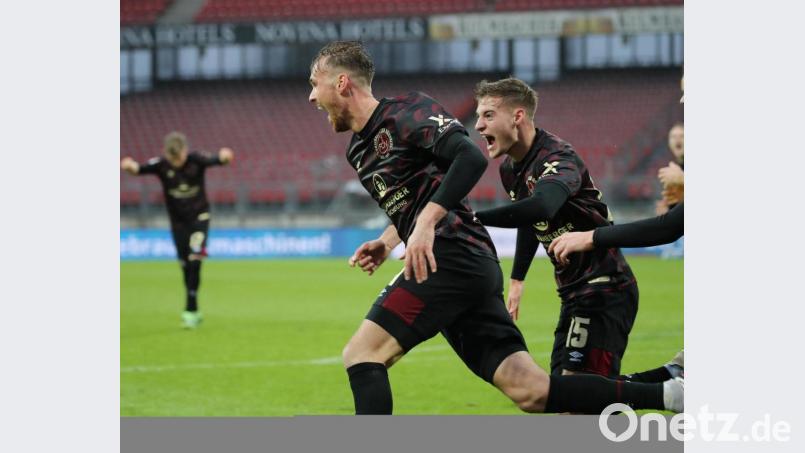 Glücksmoment in letzter Minute: Asger Sörensen (Mitte) jubelt mit seinen Kollegen über sein Siegtor für den 1. FC Nürnberg. Bild: mr