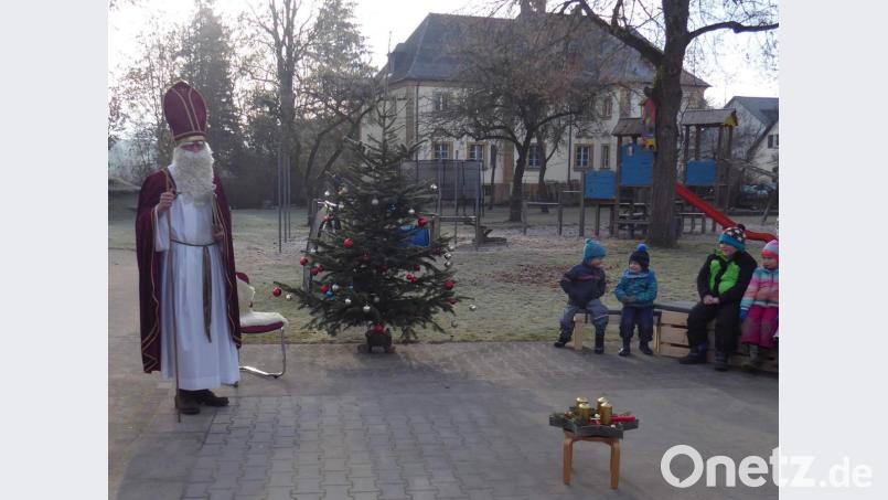 Not macht erfinderisch! In Corona-Zeiten war und ist diese Volksweisheit mehr als gefragt – so auch im Antonius-Kindergarten in Sachen Nikolausbesuch. Dort überraschte der Heilige Mann die Kinder beim Christbaumschmücken im Garten.



Not macht erfinderisch! In Corona-Zeiten war und ist diese Volksweisheit mehr als gefragt – so auch im Antonius-Kindergarten in Sachen Nikolausbesuch. Dort überraschte der Heilige Mann die Kinder beim Christbaumschmücken im Garten. Bild: u