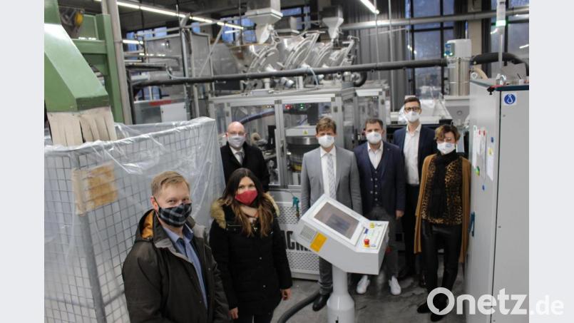 Rainer Rädel vom Landratsamt, Stefanie Fürst von der Stadt Marktredwitz, Oberbürgermeister Oliver Weigel, Firmenchef André Rauch, AWK-Geschäftsführer Michael Lottner sowie Marius und Jacqueline Rauch von der Gesellschafterfamilie (von links) zeigten sich von der neuen Maschine beeindruckt. Bild: fphs