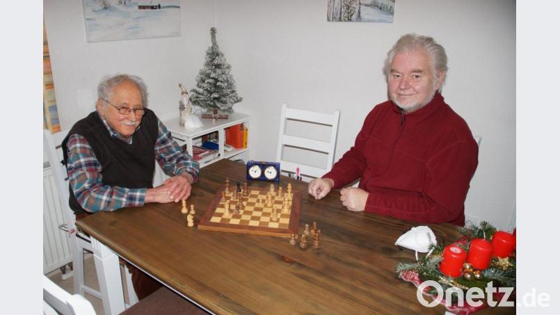 Herbert Baier und Paul Trapp (von links) spielen täglich eine Partie Schach - über das Telefon. Auch die 200. Partie fand - nach einer Runde Blitzschach - ebenfalls über das Telefon statt. Bild: kaz