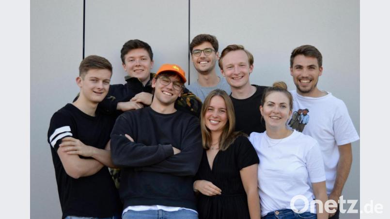 Das achtköpfige Team von Labelbird will kleine, regionale Modemarken groß rausbringen. Wir haben mit Lisa Bauer (vorne, rechts) und Robert Weckerling (hinten, Mitte) über das Konzept des Onlineshops gesprochen. Bild: Labelbird