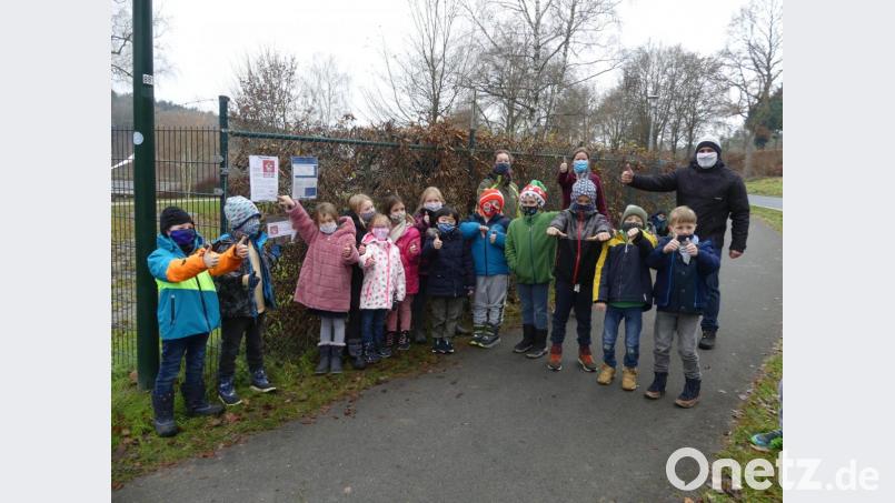 Mit Kindern der MGS gaben Kathleen Walberer, Pfarrerin Anne Utz und Bürgermeister Marcus Gradl (hinten von links) den Startschuss für den Stationen-Rundweg um den Rußweiher. Bild: rn