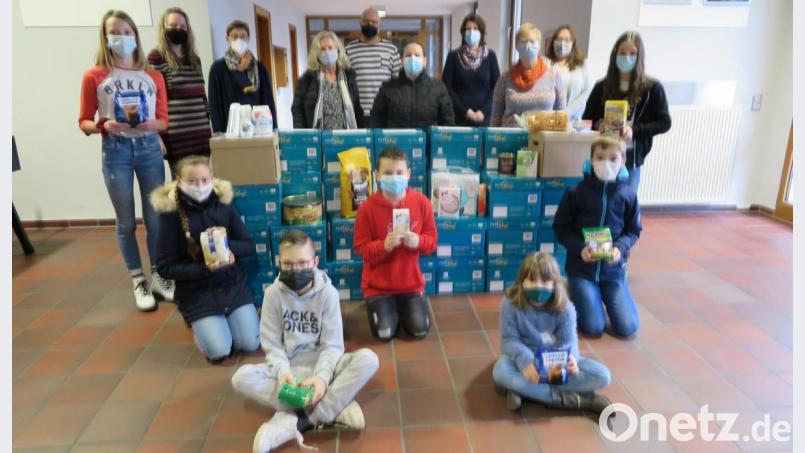 Brigitte Wagner und Carola Müller von der Kemnather Tafel (Vierte und Fünfte von links) freuten sich über die gemeinsame Weihnachtsaktion der Kemnather Realschule Bild: jzk