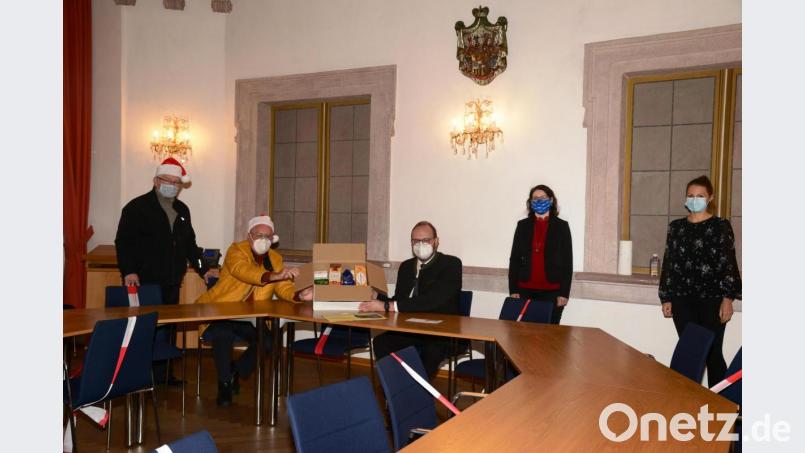 Helmuth Wächter, Vorsitzender des Deutsch-Amerikanischen-Gemeinschaftsausschuses, und Landrat Andreas Meier (beide sitzend) präsentieren symbolisch eines der 600 Pakete für hilfsbedürftige Menschen. Mit dabei auch James Federline vom DAGA (links) und Christina Braun, Sozialamt und Sozialamtsleiterin Monika Robl (von rechts). Bild: bey