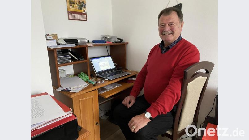 Oswald Schmidt tippt heute all sein Gereimtes ins Laptop. Früher hackte er jede Zeile in eine Schreibmaschine, kopierte zigfach und verschickte die Erinnerungen an Busreisen per Post. Bild: Eichl