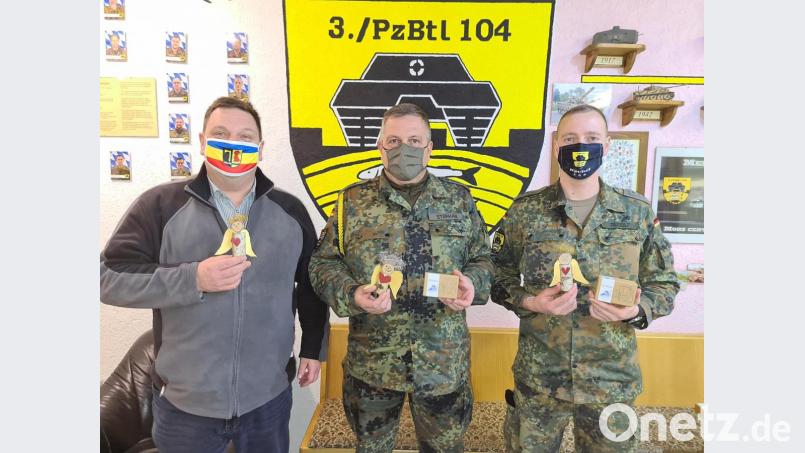 Bürgermeister Christian Ziegler übergab die gebastelten Schutzengel an Oberstabsfeldwebel Oliver Stephan und Hauptmann Nico Rudolf (von links). Bild: nib
