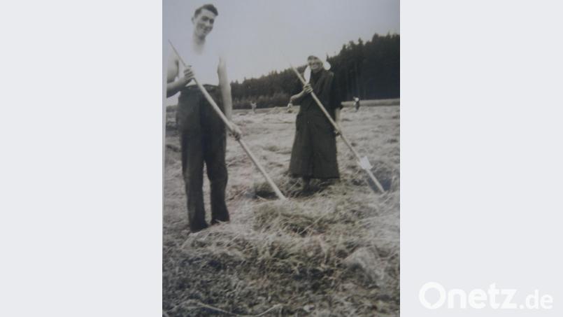Karl Lord und Barbara Gmehling bei der Arbeit auf dem Feld. Bild: eb