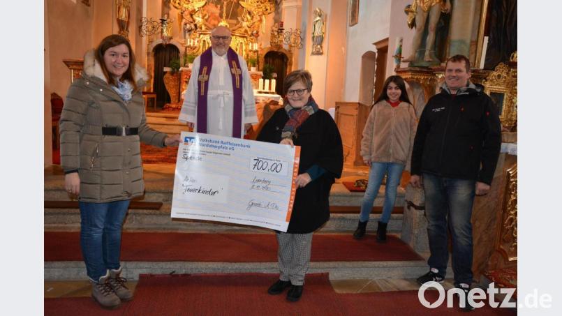 Der Chor „Grazie A Dio“ überreichte in der Leonberger Pfarrkirche eine Spende in Höhe von 700 Euro an die Aktion Feuerkinder. Bei der Spendenübergabe mit dabei waren (von links) Chorleiterin Michaela Burger, Pfarrer Anton Witt, Schirmherrin Dr. Annemarie Schraml sowie die beiden Chorsänger Louisa und Martin Teubner. Bild: jr