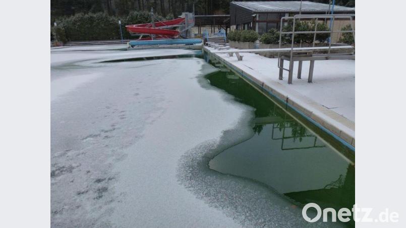 Die Verantwortlichen des Förderkreises Freibad Altglashütte bauten in die Becken Rohre ein, die mit Löchern versehen sind. Aus den Löchern wird mittels kleiner Umwälzpumpen das eigene unbeheizte Beckenwasser umgepumpt. So kann sich keine Eisdecke auf der Wasseroberfläche bilden und schützt so die Fliesen im Becken. Bild: Siegfried Walter/exb