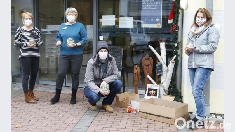 V.l.n.r.: Cynthia Stephan, Pflegedienstleitung, Liane Breckner von der Einrichtungsleitung, die Stadträte Stefan Thar und Andrea Ottmann. Bild: mfh