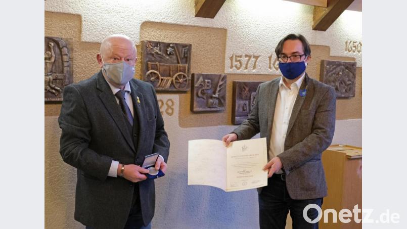 Dr. Dario Vidojkovic (rechts) überraschte Günther Bogner vom Reservistenverband mit einer besonderen Auszeichnung. Gewürdigt wurde mit der Costermann-Medaille und der Ehrenurkunde des Volksbundes Deutsche Kriegsgräberfürsorge sein Jahrzehnte andauerndes und außergewöhnliches Engagement. Bild: nm