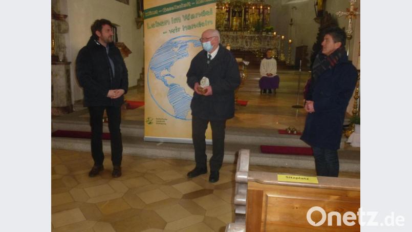 Die KLB-Vertreter Klaus Hirn (links) und Max Hastreiter (rechts) überreichte das KLB-Ehrenzeichen an Joseph Frey. Bild: mad