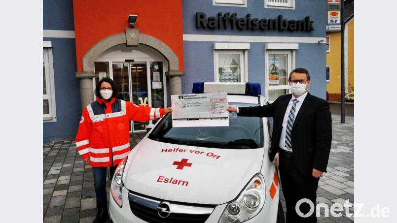 Raiffeisenbank-Filialleiter Markus Dimper überreicht Helferin Corinna Völkl einen Scheck in Höhe von 2000 Euro. Bild: gz