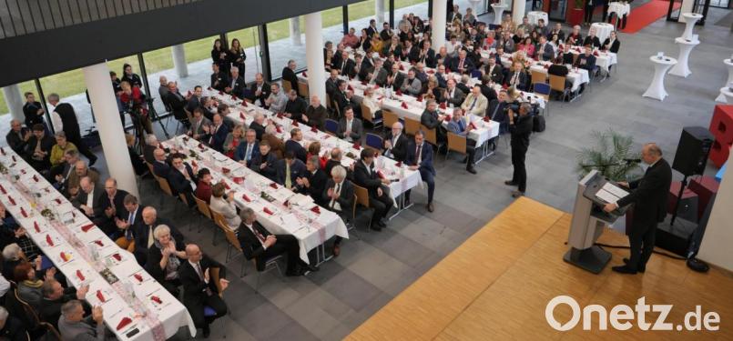 Schulleiter Wolfgang Eckstein spricht in der neuen lichtdurchfluteten Aula zu den zahlreichen Ehrengästen. Bild: tr