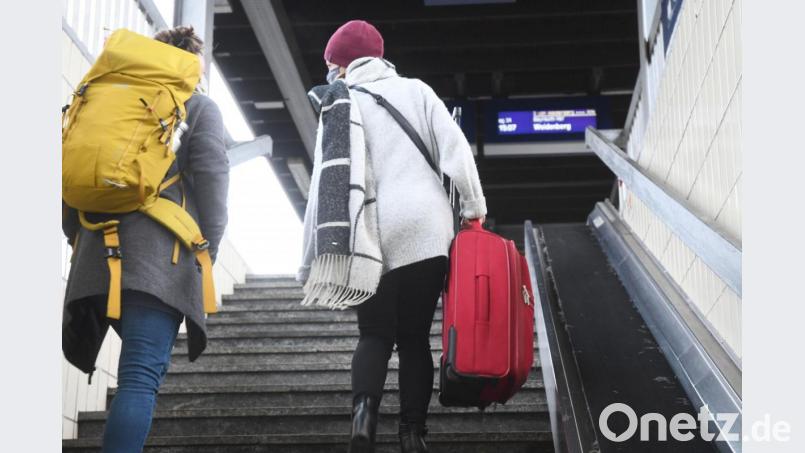 Keine Spur von Barrierefreiheit am Weidener Bahnhof. Doch nicht nur die Treppen sind für viele Menschen ein unüberwindbares Hindernis: Das Transportband für Koffer ist auch außer Betrieb. Es ist laut Bahn "störungsanfällig" Bild: Gabi Schönberger