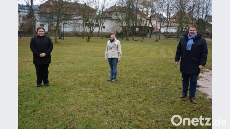 Im Stadtpark „Wiendlwiese“ wird an Heiligabend ab 15.30 Uhr ein Wortgottesdienst mit Krippenspiel gefeiert. Bei der Vorbesprechung mit dabei waren (von links) Kaplan Daniel Schmid, Petra Landstorfer (Pfadfinder) und Bürgermeister Stefan Grillmeier. Bild: jr
