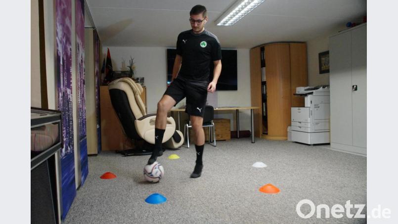 Mit der Sohle am Ball um die Hütchen – Peter Prechtl, Trainer der U11 der SpVgg Greuther Fürth, macht eine der Übungen in der Corona-Online-League vor Bild: Katrin Zapf-Pasieka