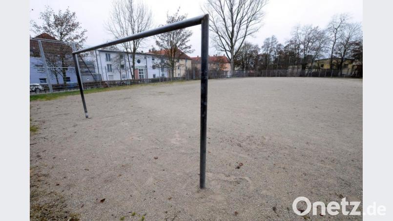 Der Bolzplatz an der Peter Lippert Straße Standort für die Mittagsbetreuung der Dreifaltigkeitsschule werden. Ein Ersatzstandort für den Bolzplatz konnte nach Auskunft des Baureferenten aber bisher nicht gefunden werden. Bild: Stephan Huber