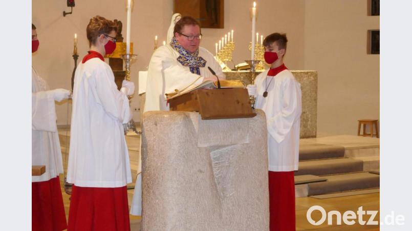 Pfarrer Sven Grillmeier mit den Ministranten beim Evangelium. Bild: Max Pravida/exb