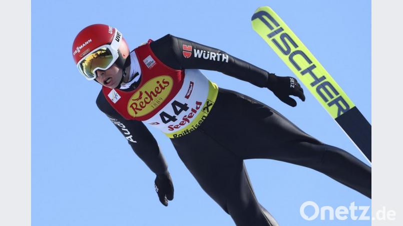 Beim Weltcup im Ramspau möchte Eric Frenzel weit springen und gleichzeitig die Zuschauer vor dem Fernseher unterhalten. Dies ist sein Beitrag, um in Zeiten den Lockdowns ein bisschen Freude zu verbreiten. Bild: Matthias Schrader