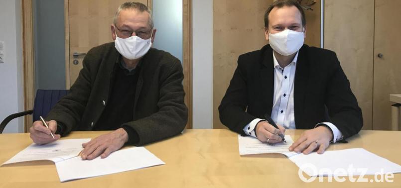 Christian Porsch (rechts) und Hans Freiberger bei der Vertragsunterzeichnung. Bild: ak