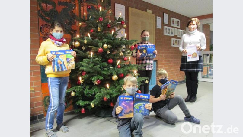 Vorweihnachtliche Stimmung kommt in der Grundschule auch wegen der gewonnenen Löwenzahn-Auszeichnung des auf. Die stellvertretende Rektorin Kerstin Zaus stiftete sogar jeweils zwei Bücher für die jeweilige Klassenbücherei des jungen Nachwuchses. Bild: mez