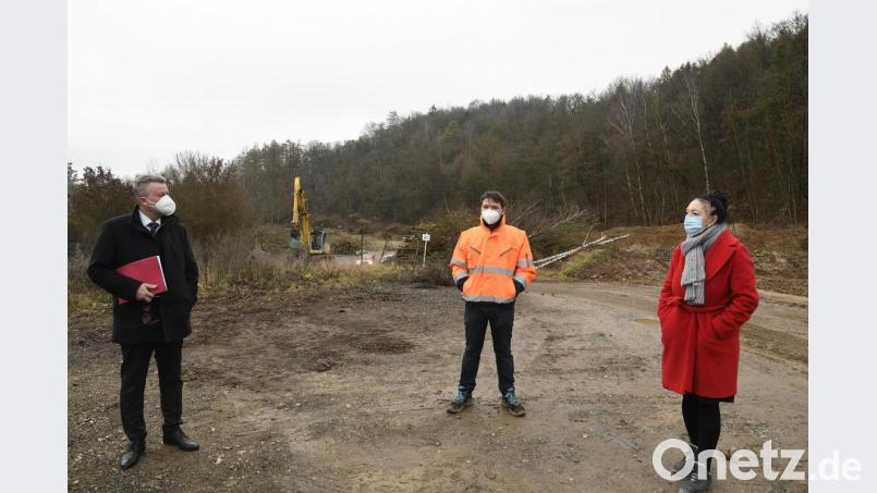 Vorstellung der Sanierung der früheren Hausmülldeponie „Erzhülle“ zwischen Katzenberg und Feuerhof mit (von links) Bürgermeister Michael Göth, Projektleiter Florian Nitsch und Stadtbaumeisterin Petra Schöllhorn. Bild: Petra Hartl