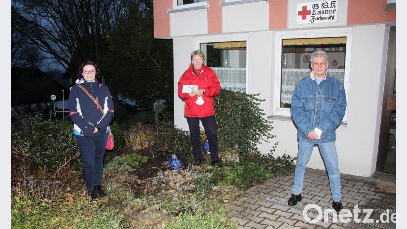 Jugendrotkreuz-Gruppenleiterin Nina Hartung (links) bedankte sich für die Spende beim Vorsitzendengespann des AWO-Ortsvereins, Ramona Glowka (Mitte) und Edwin Ulrich (rechts). Bild: wro