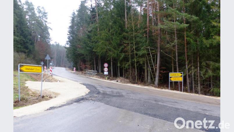 Die Gemeindeverbindungsstraße Kastl–Utzenhofen Umelsdorf ist wieder frei befahrbar, da die Baufirma in die Winterpause gegangen ist. Allerdings ist bei der Durchfahrt Vorsicht geboten, da die Bankette noch nicht befestigt und die Leitplanken angebracht sind. Es gilt durchgehend Tempo 50. Bild: jp
