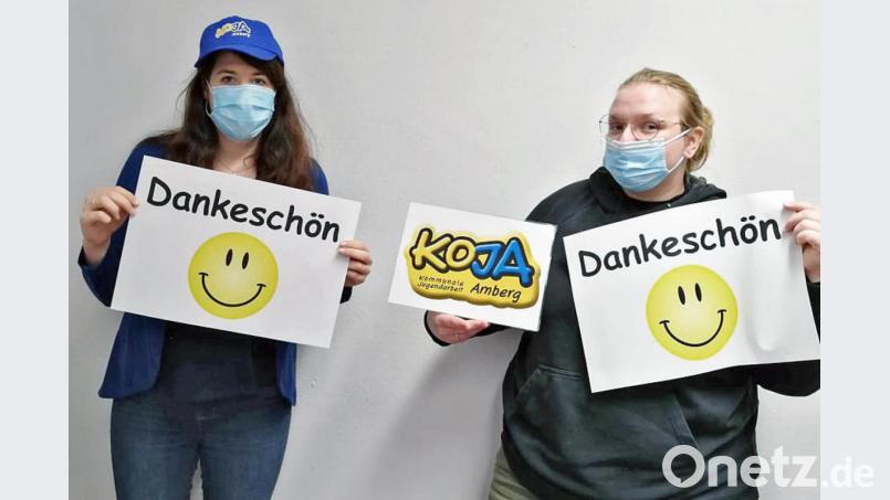 Nadine Gräml (links) und Cornelia Aschenbach bedanken sich bei ihren ehrenamtlichen Helfern für die Unterstützung. Bild: Koja Stadt Amberg/exb