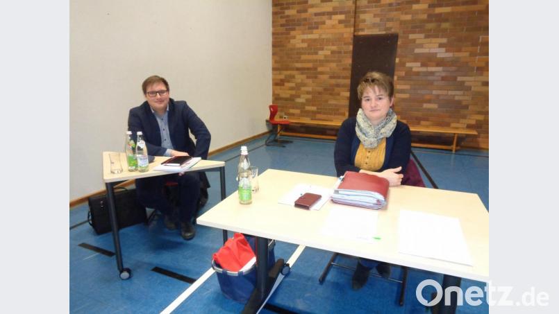 Bürgermeisterin Sonja Meier hieß ILE-Manager Christian Karl (links) in der Sitzung des Marktgemeinderates willkommen. Er verdeutlichte die Funktion einer Integrierten Ländlichen Entwicklung und erläuterte seine Tätigkeit. Bild: amö