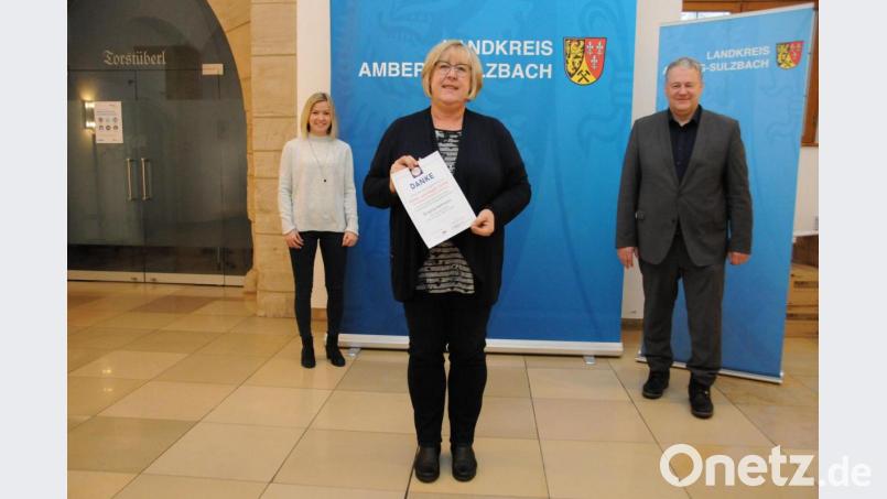 Am liebsten hätten Landrat Richard Reisinger (rechts) und Linda Trager (links) allen ehrenamtlichen Helfern die Dankurkunde persönlich überreicht, aber das lässt die Pandemie derzeit nicht zu. Deshalb bekam Brigitta Hofmann (Mitte) stellvertretend für alle Unterstützer die Urkunde überreicht. Bild: Christine Hollederer