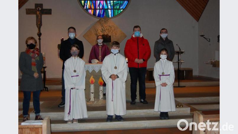 Die neuen Lichtträger unter Gmünds Ministranten sind (vorne, von links) Linda Walberer, Dominik Kopp und Annika Neubauer.Gemeindereferentin Christine Gössl (hinten, von links), der langjährige Ministrantenführer Martin Schmid, Stadtpfarrer Bernhard Müller sowie (hinten, von rechts) der aktuelle Ministrantenbeauftragte Pascal Hofmann heißen sie willkommen und danken dem ausgeschiedenen Altardiener Daniel Wegmann. Bild: az