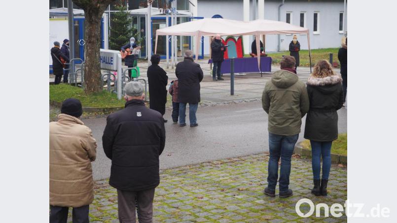 Trotz Corona kirchlich auf die Weihnachtszeit einzustimmen ist auch am ungewohnten Ort vor der Stadthalle möglich. Bild: stn