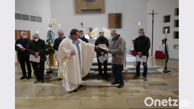 Pfarrer Sven Grillmeier bei der Ehrung der anwesenden Jubelsodalen im Festgottesdienst zum 70-jährigen Bestehen der Pfarrgruppe Mockersdorf der Marianischen Männer-Congregation. Bild: Max Pravida/exb