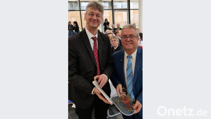 Bürgermeister und Vorsitzender des Berufsschulbeirats, Toni Dutz (rechts) überreichte dem Minister ein Fischkochbuch und hatte für die Schule ein Glaswappen mitgebracht. Bild: tr