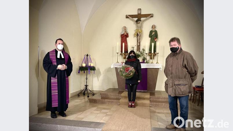 Pfarrer Stefan Fischer, (links) und Vertrauensmann Ulrich Gerlach (rechts) verabschiedeten die langjährige Organistin Olga Meisner (Mitte) Bild: wku