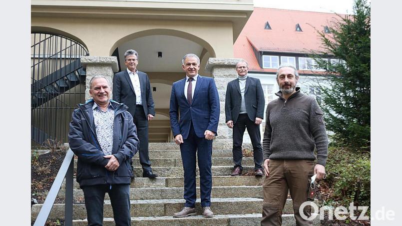 Jürgen Land und Jonas Lutz (vorne, von links) verlassen das Landratsamt. Personalchef Walter Brucker, Landrat Roland Grillmeier, und Personalrat Max Bindl (hinten, von links) verabschiedeten sie. Bild: Sara Dietz/Landkreis Tirschenreuth/exb