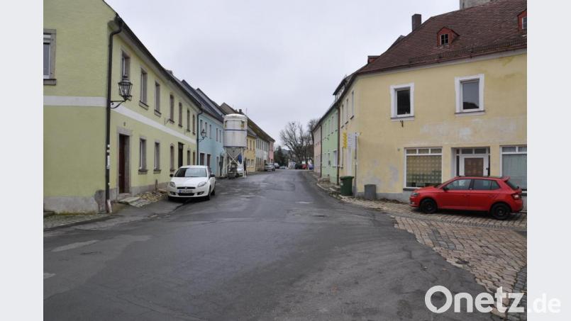 An der Einmündung der Pfarrgasse in die Bischof-Senestrey-Straße (rechts) ist beim Straßenausbau ein Baum vorgesehen. Und damit ist die Bepflanzung schon erledigt. Die Stadt will aber die Fassadenbegrünungen unterstützen, so der Beschluss im Stadtrat. Bild: ws