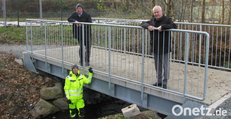 TÜV-Prüfer Michael Schlittenbauer befand den Zustand der neuen Brücke mit "sehr gut". Zweiten Bürgermeister Albert Sollfrank (links) und Bürgermeister Günter Kopp (rechts) freut's. Bild: Gemeinde Kulmain/exb