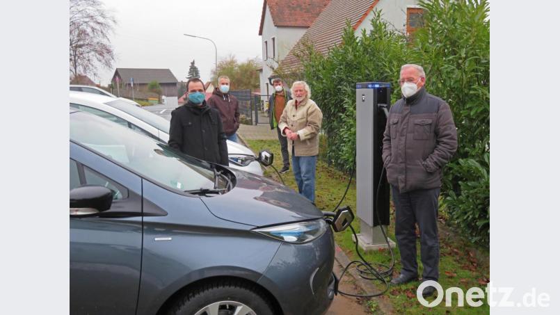 Ab sofort können E-Fahrer ihre Autos in Neustadt am Kulm beim alten Feuerwehrhaus an der neuen Ladesäule der Energiegenossenschaft NEW eG aufladen. Zur Inbetriebnahme begrüßt Vorstandsvorsitzender Helmuth Wächter (rechts) die beiden Bürgermeister Wolfgang Haberberger (Mitte) und Helmut Schäffler (Zweiter von links). Pfarrer Hartmut Klausfelder (links) und Hans-Jürgen Ritter (Zweiter von rechts) stellen sich mit ihren E-Fahrzeuge ebenfalls an, um das Laden an der neuen Tanksäule zu testen. Bild: ow