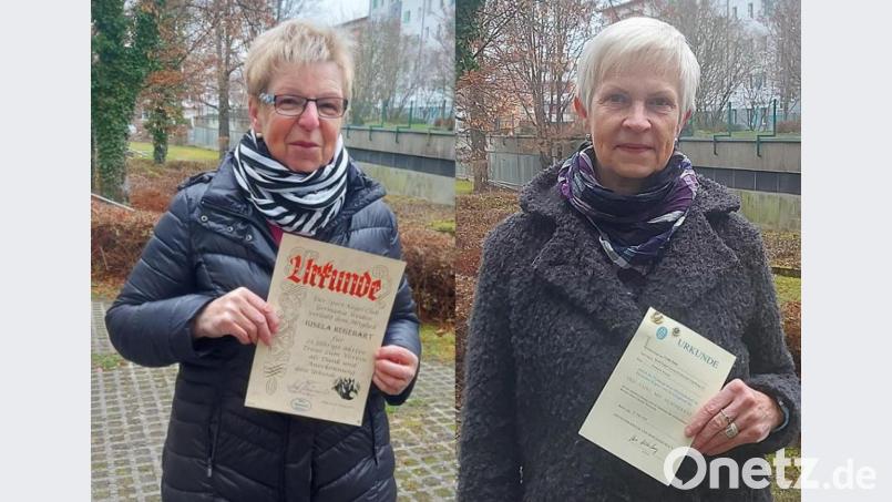 Für ihr Engagement bei den Germania-Keglern bekommen Gisela Hegebart (links) und Uschi Pabst eine Ehrung. Bild: Erich Kummer