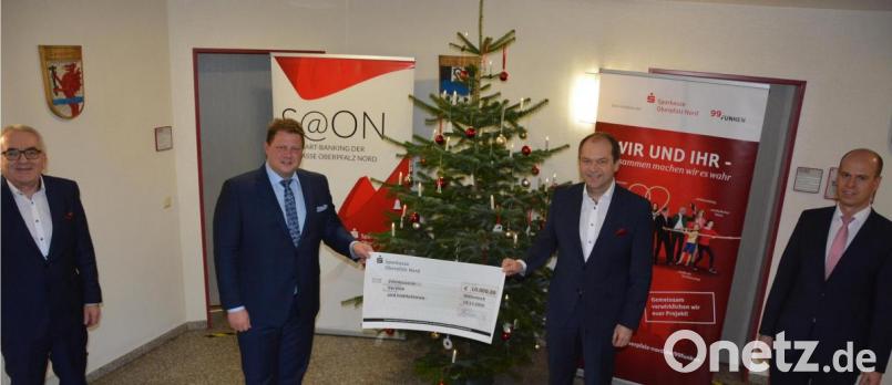 Bei der Übergabe des symbolischen 10.000-Euro-Schecks im Rathaus (von links): Vorstandsvorsitzender Ludwig Zitzmann, Bürgermeister Stefan Grillmeier, Vorstandsmitglied Hans-Jörg Schön und Filialbereichsleiter Thomas Böhm. Bild: jr